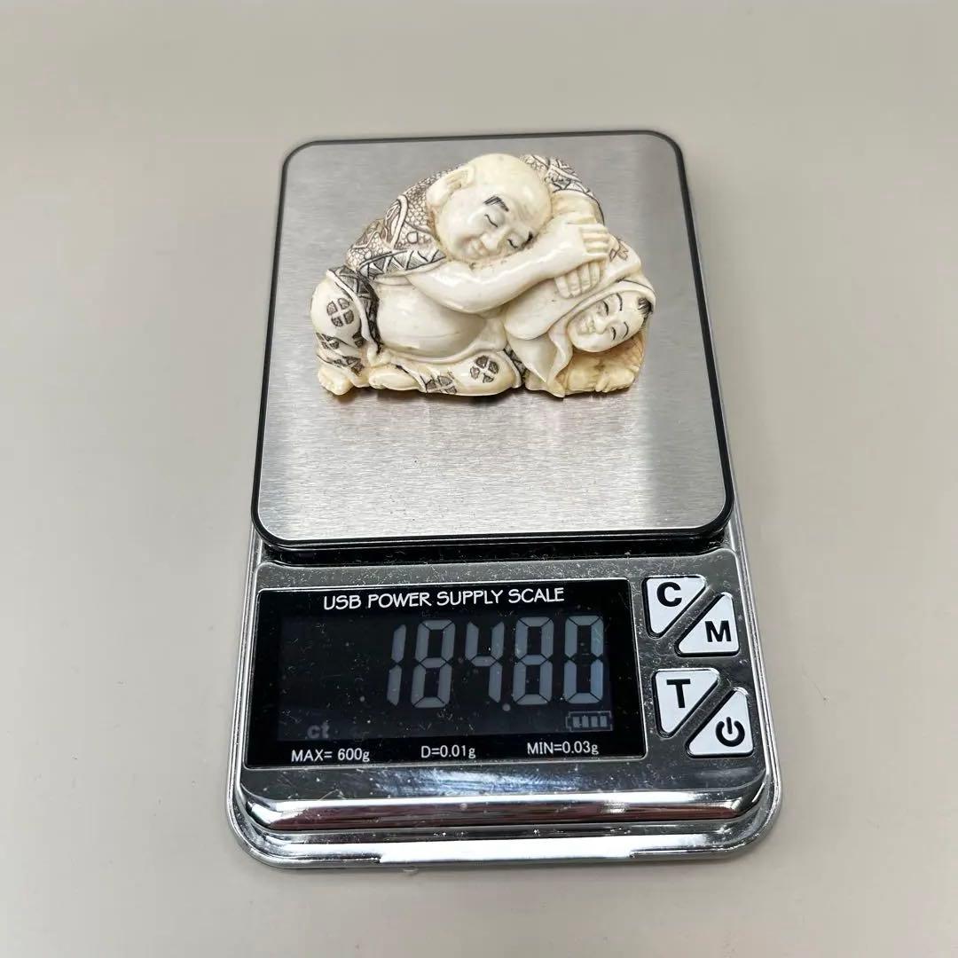 寄り添う人物の彫刻極上　根付　天然素材アンティーク骨董　飾り物古美術置物細密細工