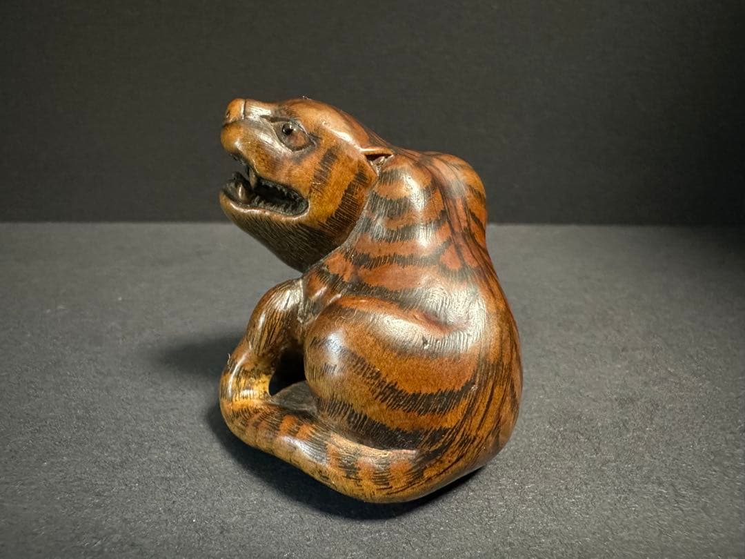 【根付(netsuke)】虎の根付　木製　江戸時代