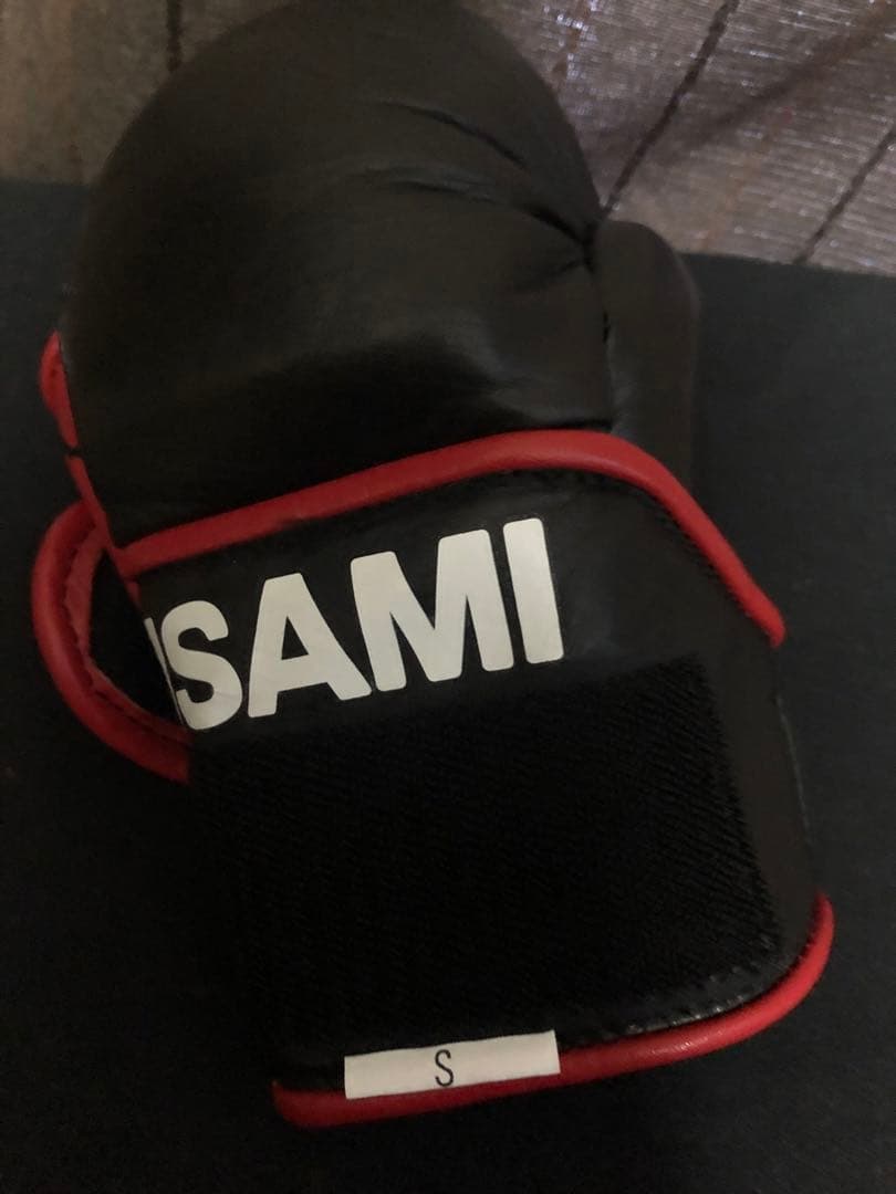 ISAMI パウンドグローブS 黒/赤