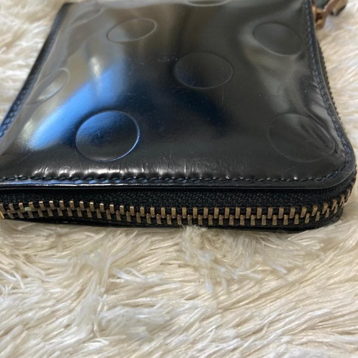 【コムデギャルソン】 ポルカドットエンボスL字ラウンドファスナー財布・ブラック黒
