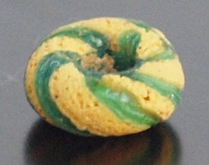 クリアな青緑に鮮やか黄で、回転する輪状モチーフを描くモザイク平玉　前後～6C頃の