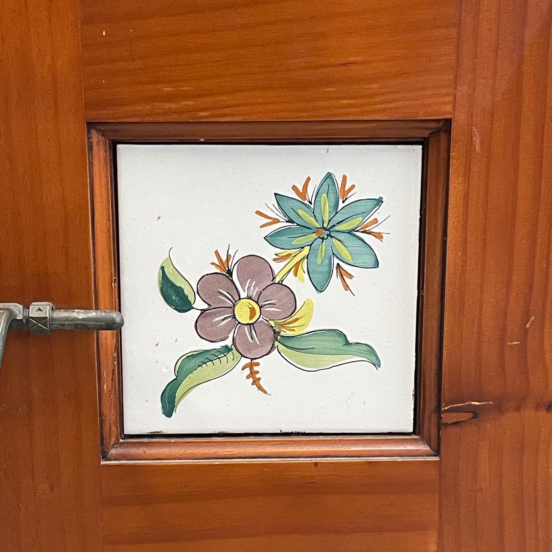 北欧カントリー＊花柄タイル 木製キャビネット　バレンシア風