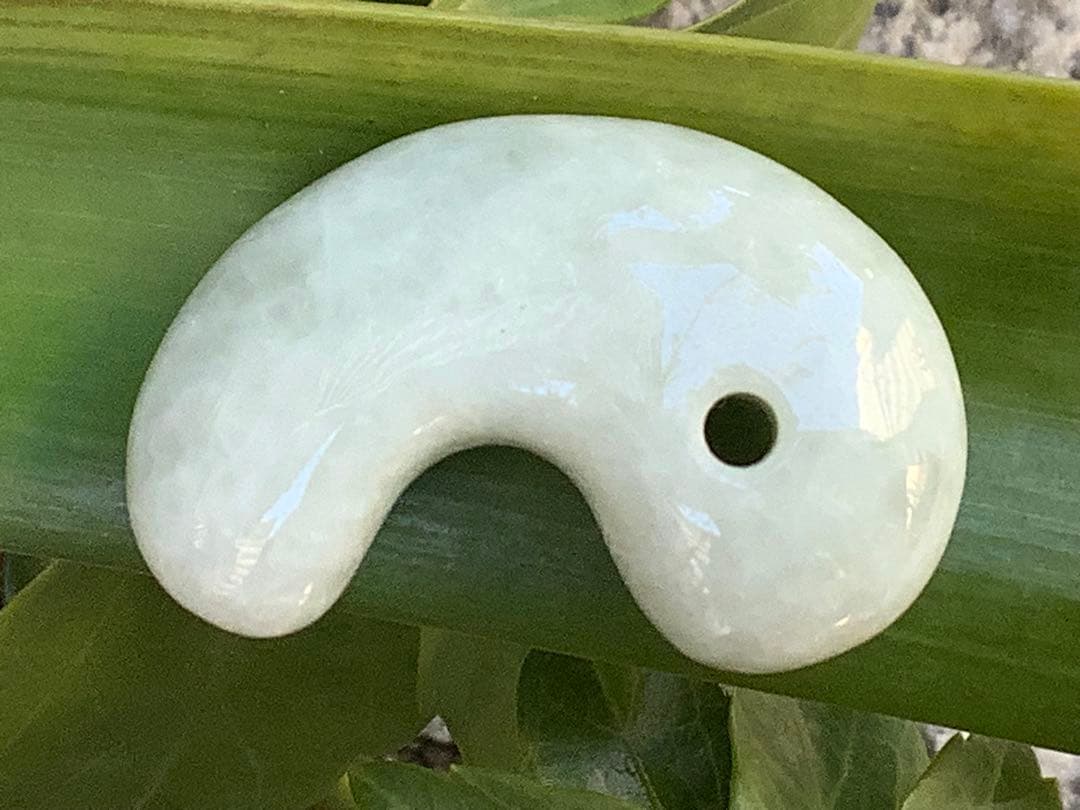 ✳一生物の守護石の高級勾玉を卸し値で‼️ 糸魚川翡翠　極上品　外部鑑定鑑別書付‼️