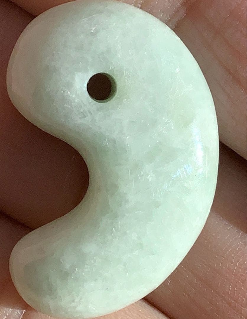 ✳一生物の守護石の高級勾玉を卸し値で‼️ 糸魚川翡翠　極上品　外部鑑定鑑別書付‼️