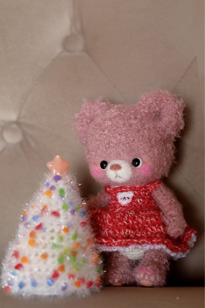 イルミネーション クリスマスツリーとアースカラーのクマちゃん