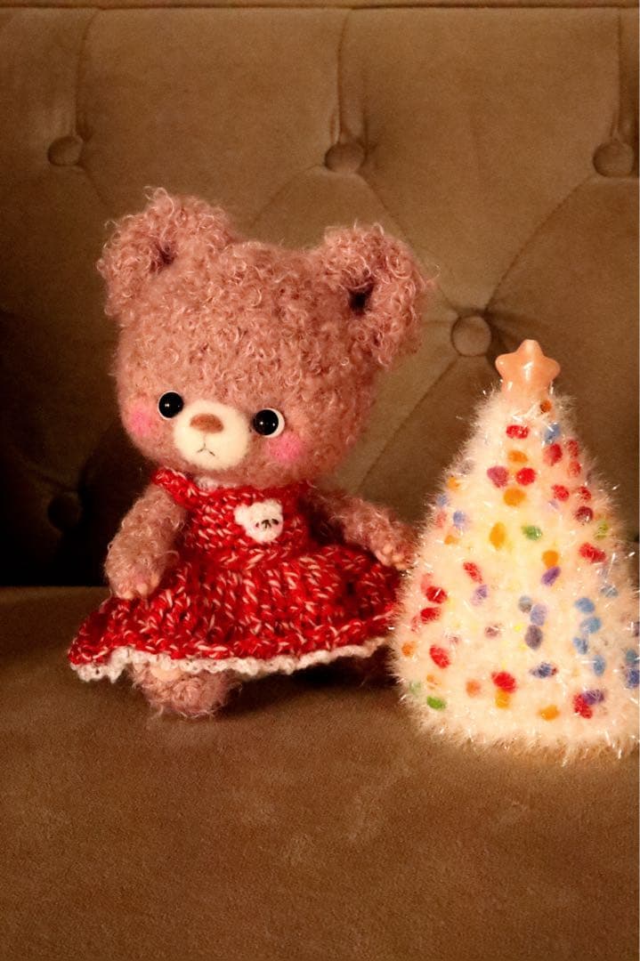 イルミネーション クリスマスツリーとアースカラーのクマちゃん
