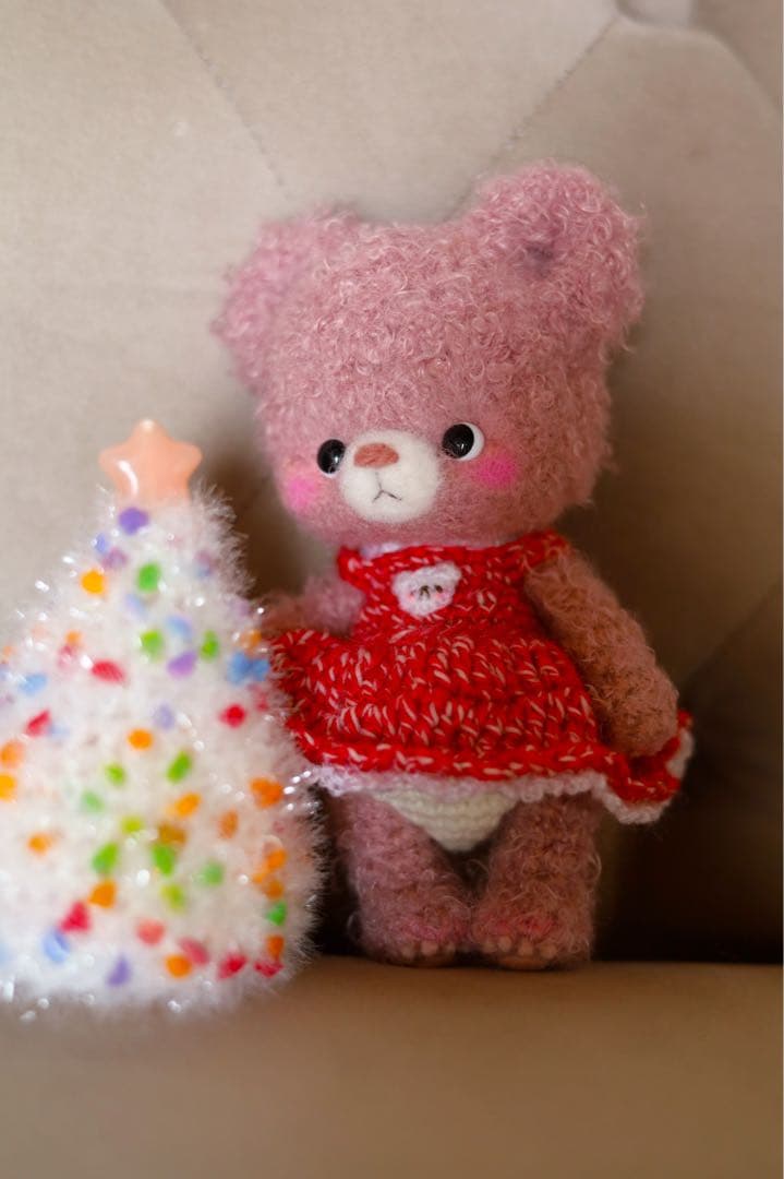 イルミネーション クリスマスツリーとアースカラーのクマちゃん