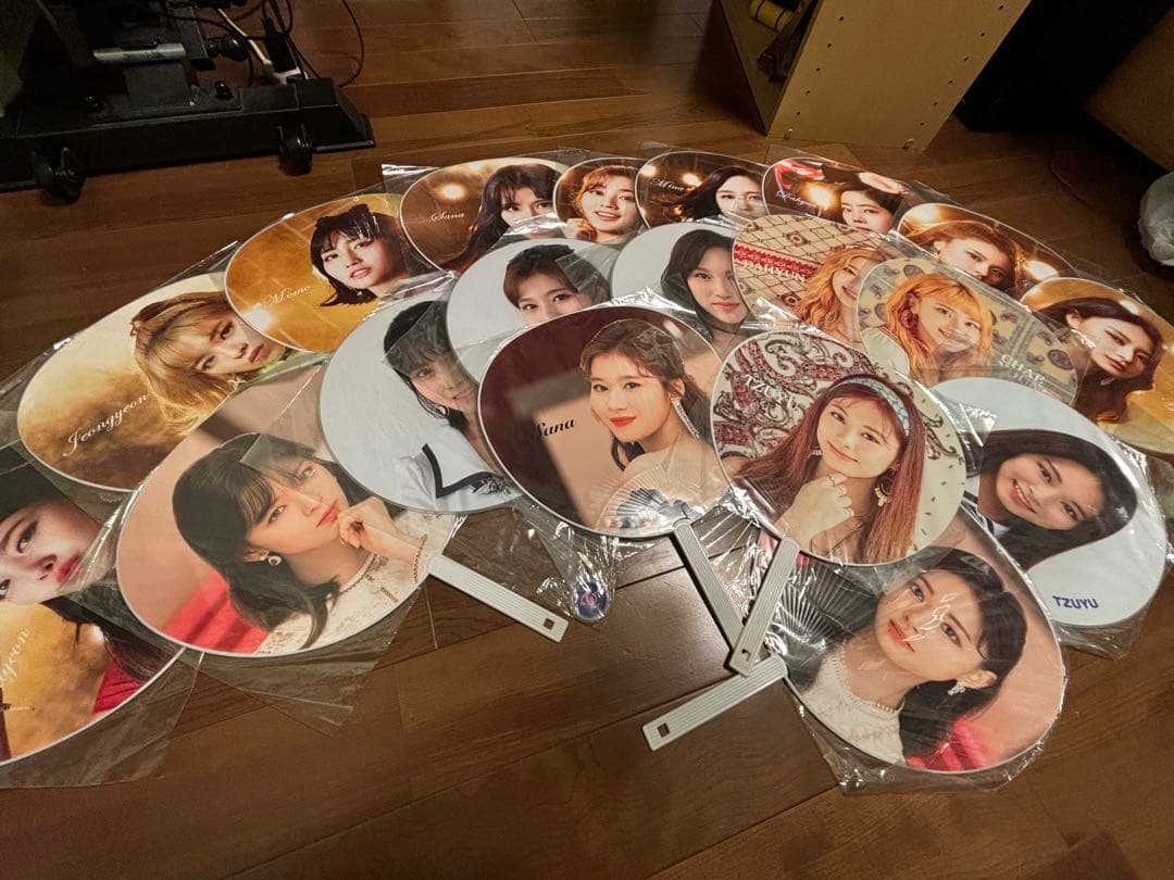 TWICEグッズまとめ売り/期間限定値下げ/トゥワイス/限定品/トレカ缶バッチ