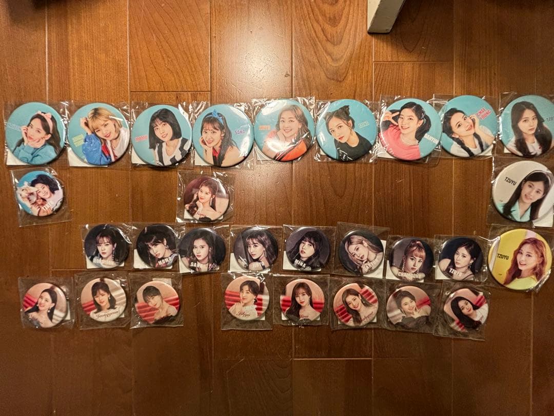 TWICEグッズまとめ売り/期間限定値下げ/トゥワイス/限定品/トレカ缶バッチ