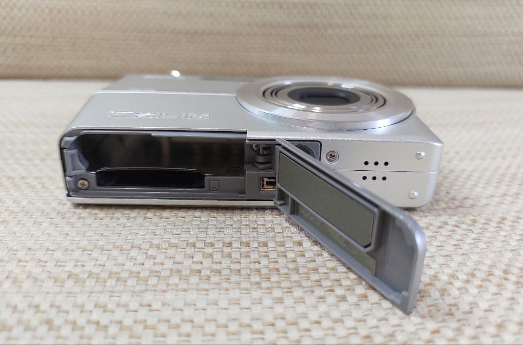 外観美品 CASIO EXILIM EX-Z600 シルバー コンデジ