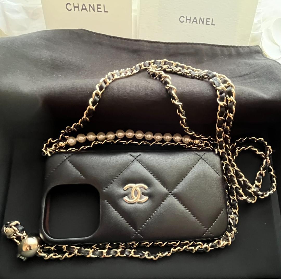 新品未使用 ★CHANEL★チェーン クラッチ iPhone 15Pro ケース