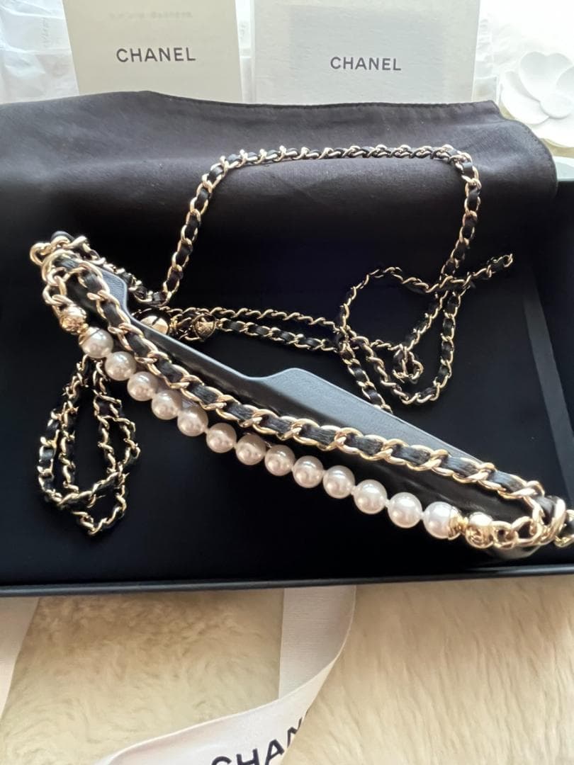 新品未使用 ★CHANEL★チェーン クラッチ iPhone 15Pro ケース