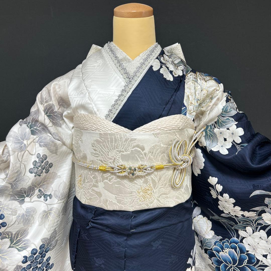 紺地と白の染め分けクールな牡丹の振袖フルセット