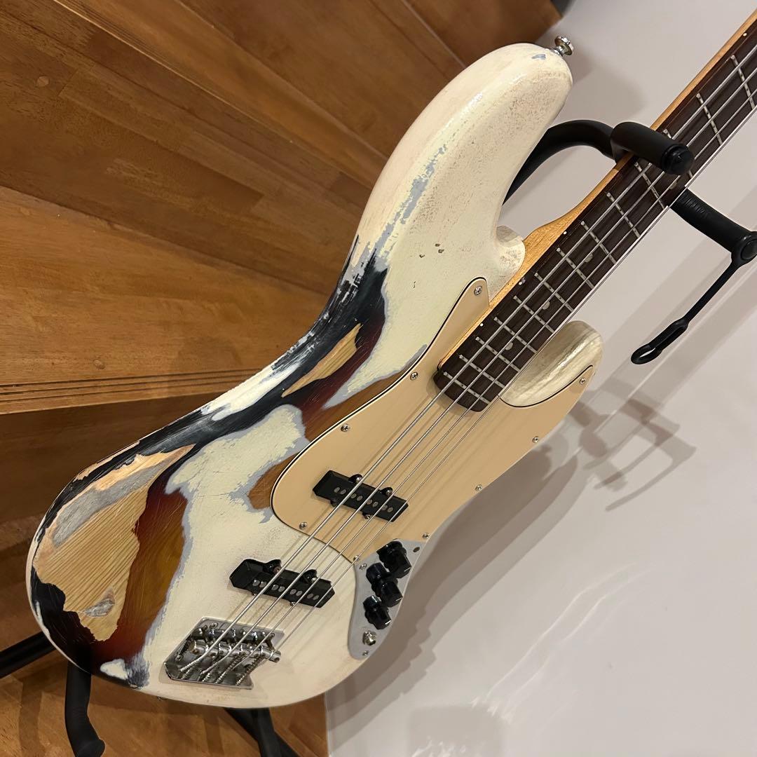 オリンピックホワイトレリック仕様ジャズベース 下地は3トーンサンバースト