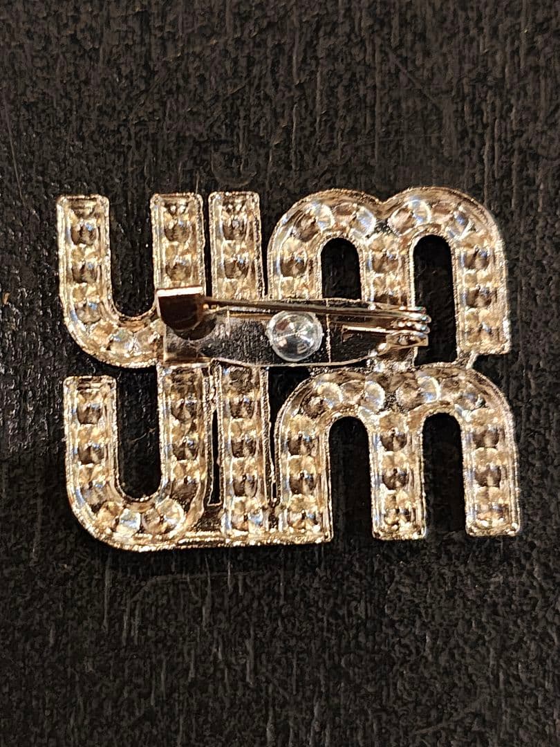 新品　MIU MIU クリスタルロゴブローチ