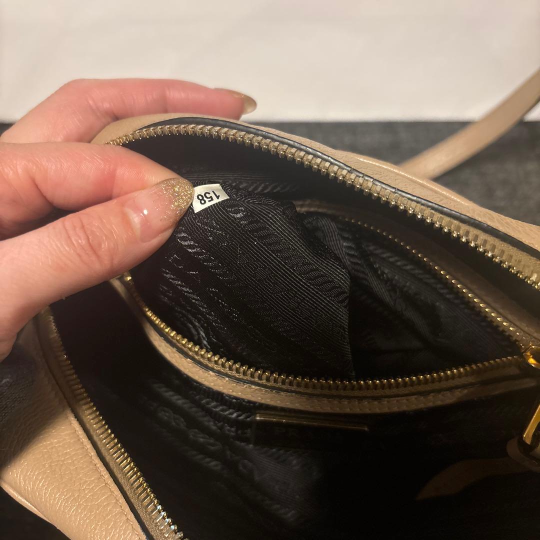 PRADA ベージュ 型押しショルダーバッグ オールレザー