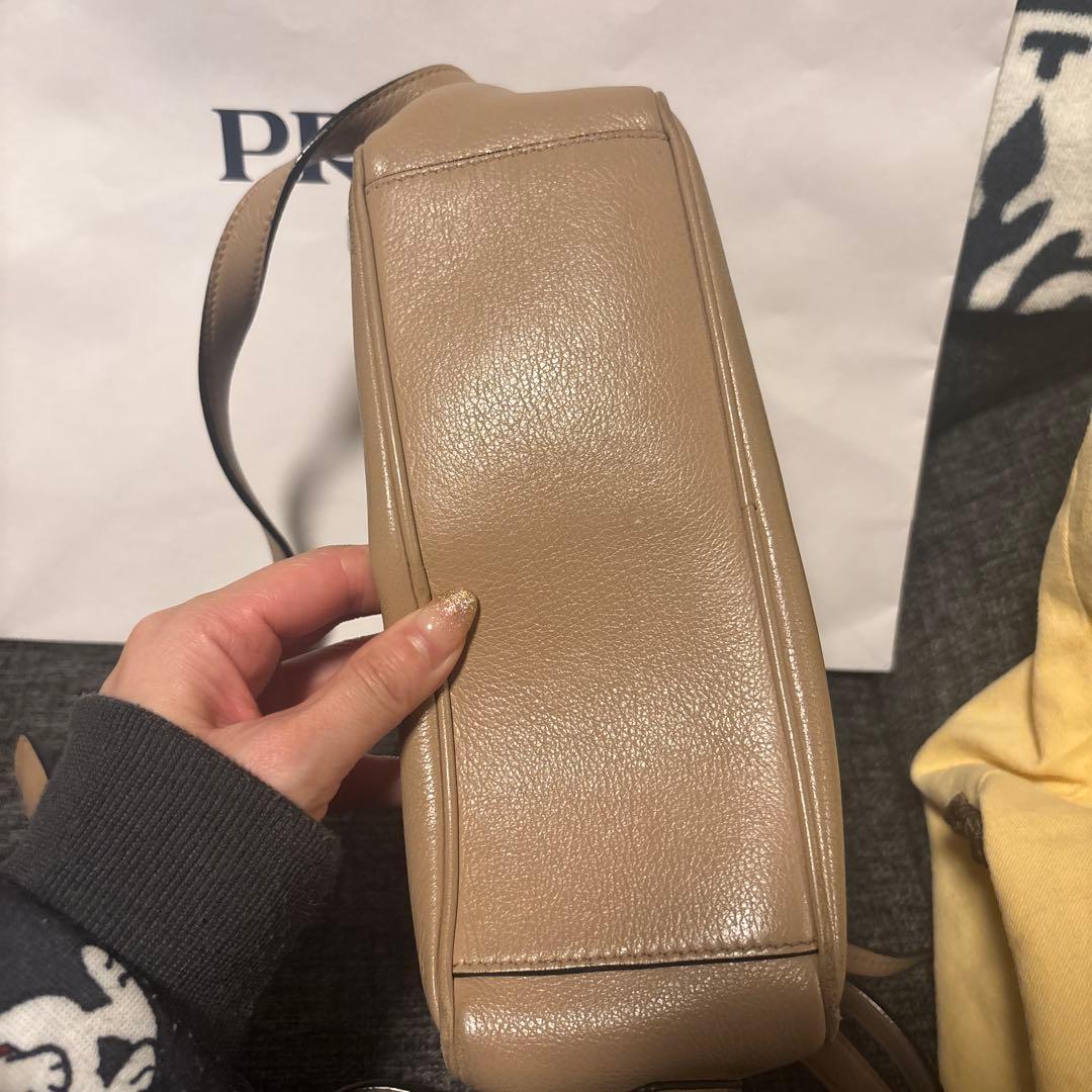 PRADA ベージュ 型押しショルダーバッグ オールレザー