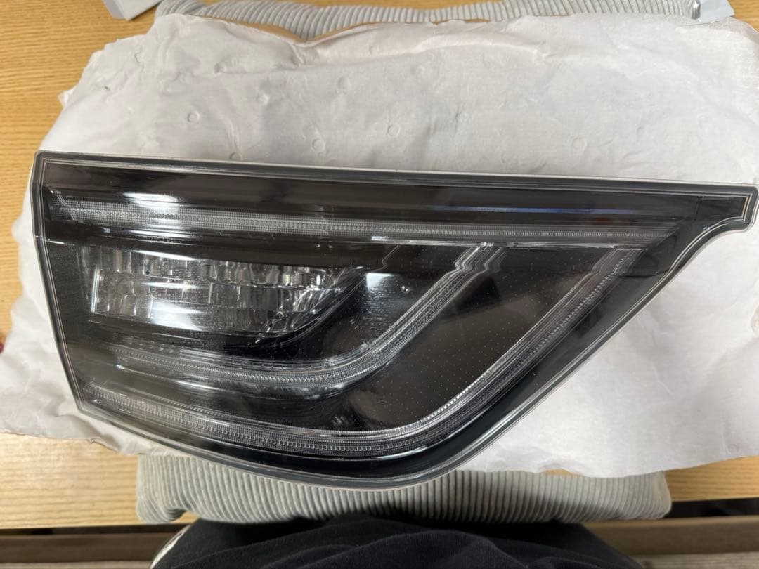 60系ハリアー（前期） 左テールレンズ バックドア側