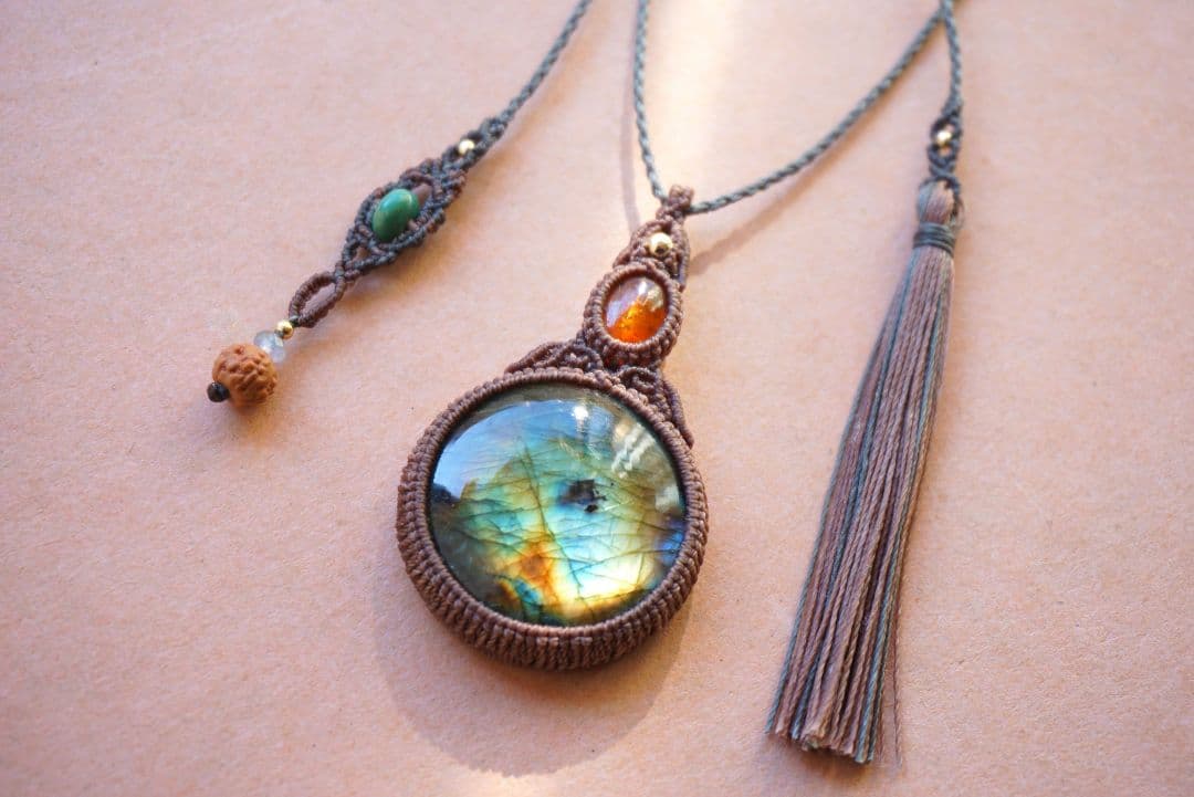 マルチカラーラブラドライト　オレンジカイヤナイト　マクラメ　ネックレス