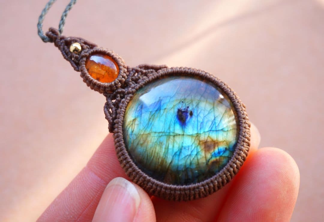 マルチカラーラブラドライト　オレンジカイヤナイト　マクラメ　ネックレス