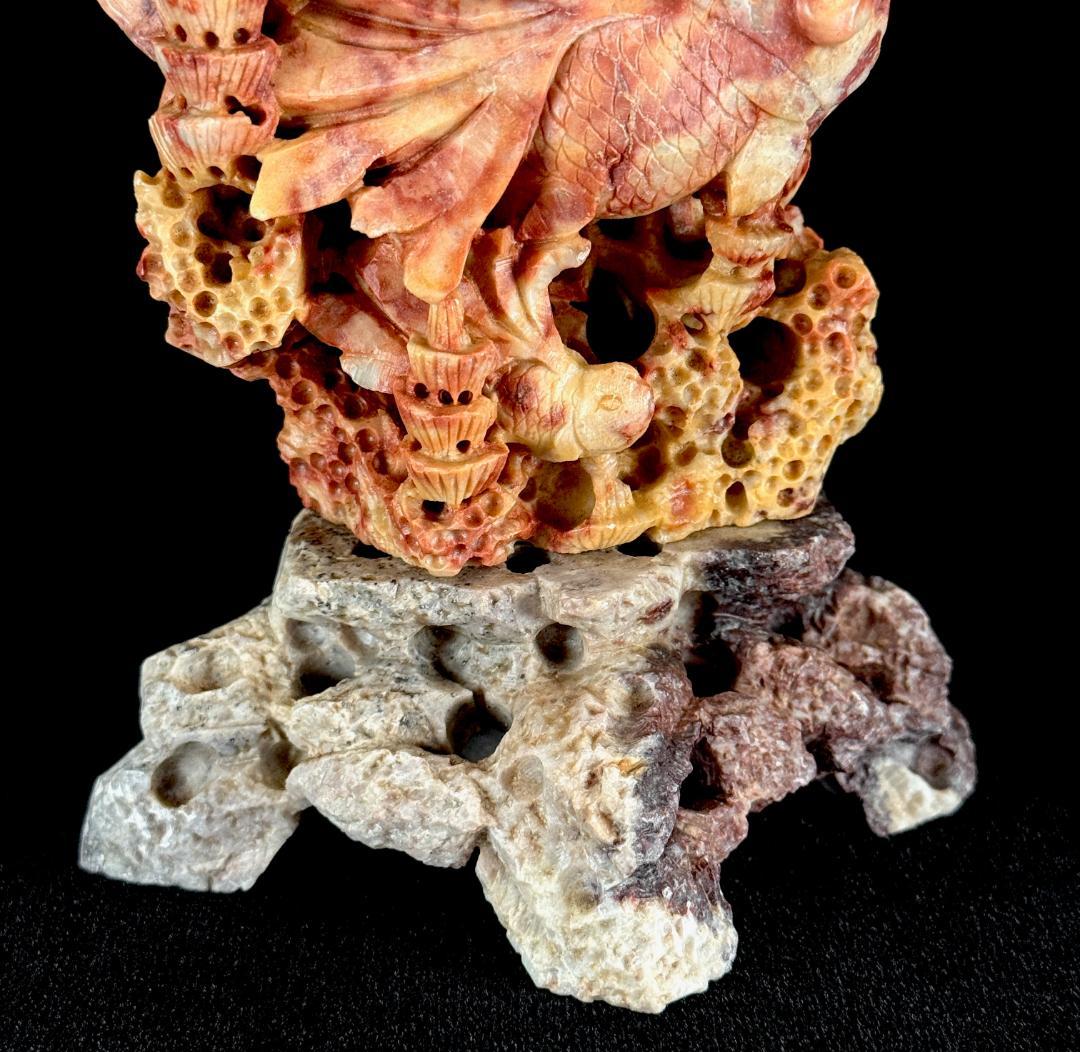 中国古美術　唐物　寿山石　細密彫刻像　金魚置物　高さ19.5cm
