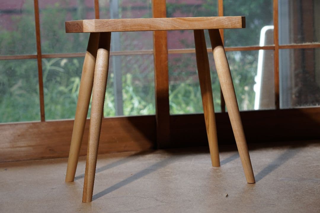 〜ふと触れたくなる無垢の家具を日常に〜 コントラストが映える桜の一枚板スツール