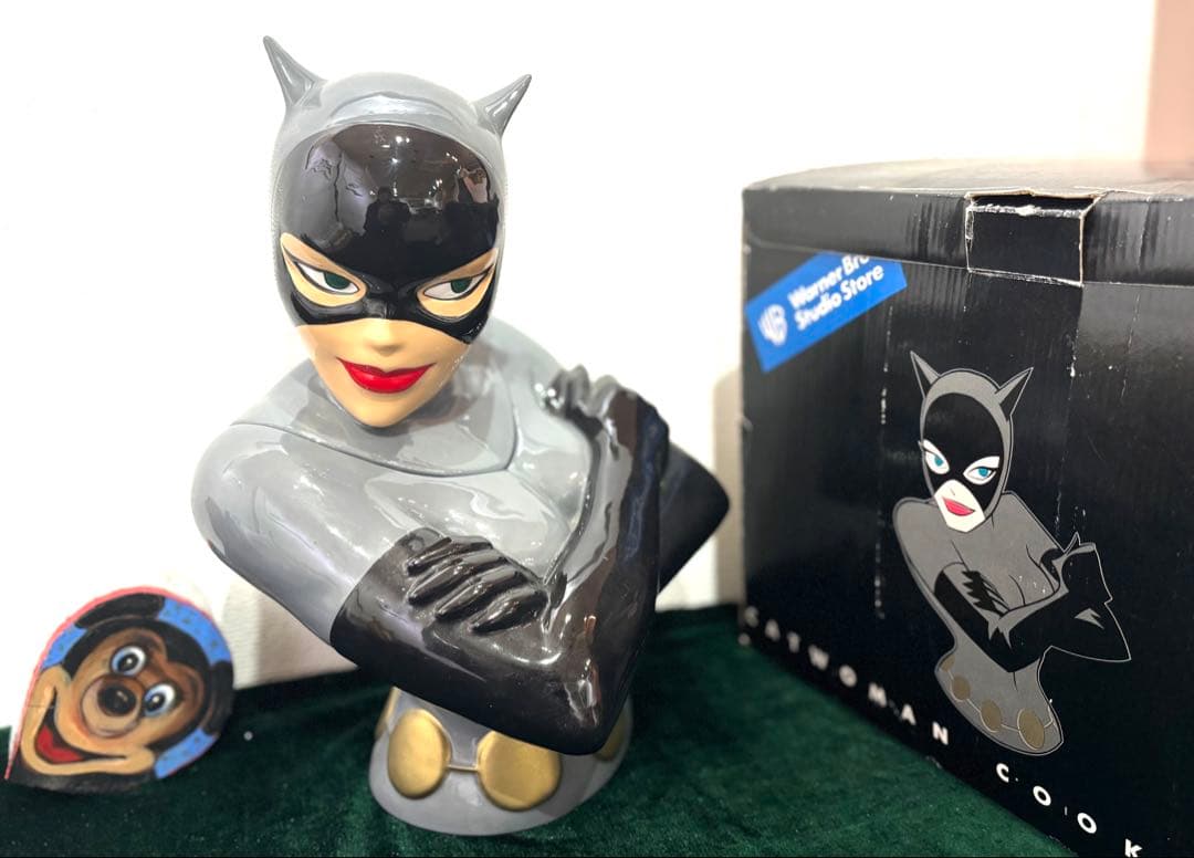 キャットウーマン胸像（磁器）ミッキーマウス置物（木製）