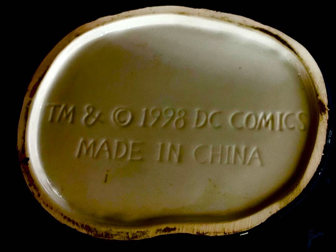 キャットウーマン胸像（磁器）ミッキーマウス置物（木製）