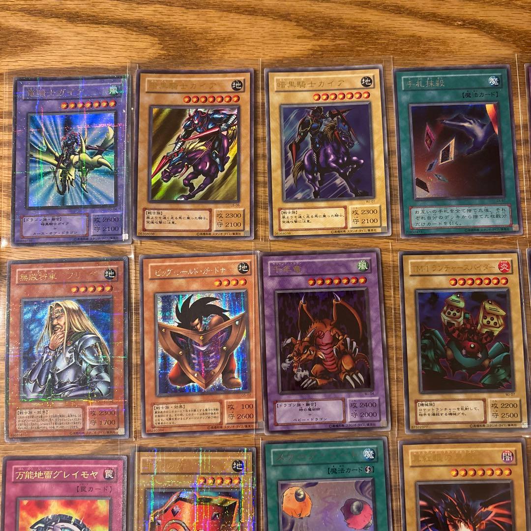 遊戯王カード　デュエルモンスターズ　ブラックマジシャン　ブルーアイズ　等28枚