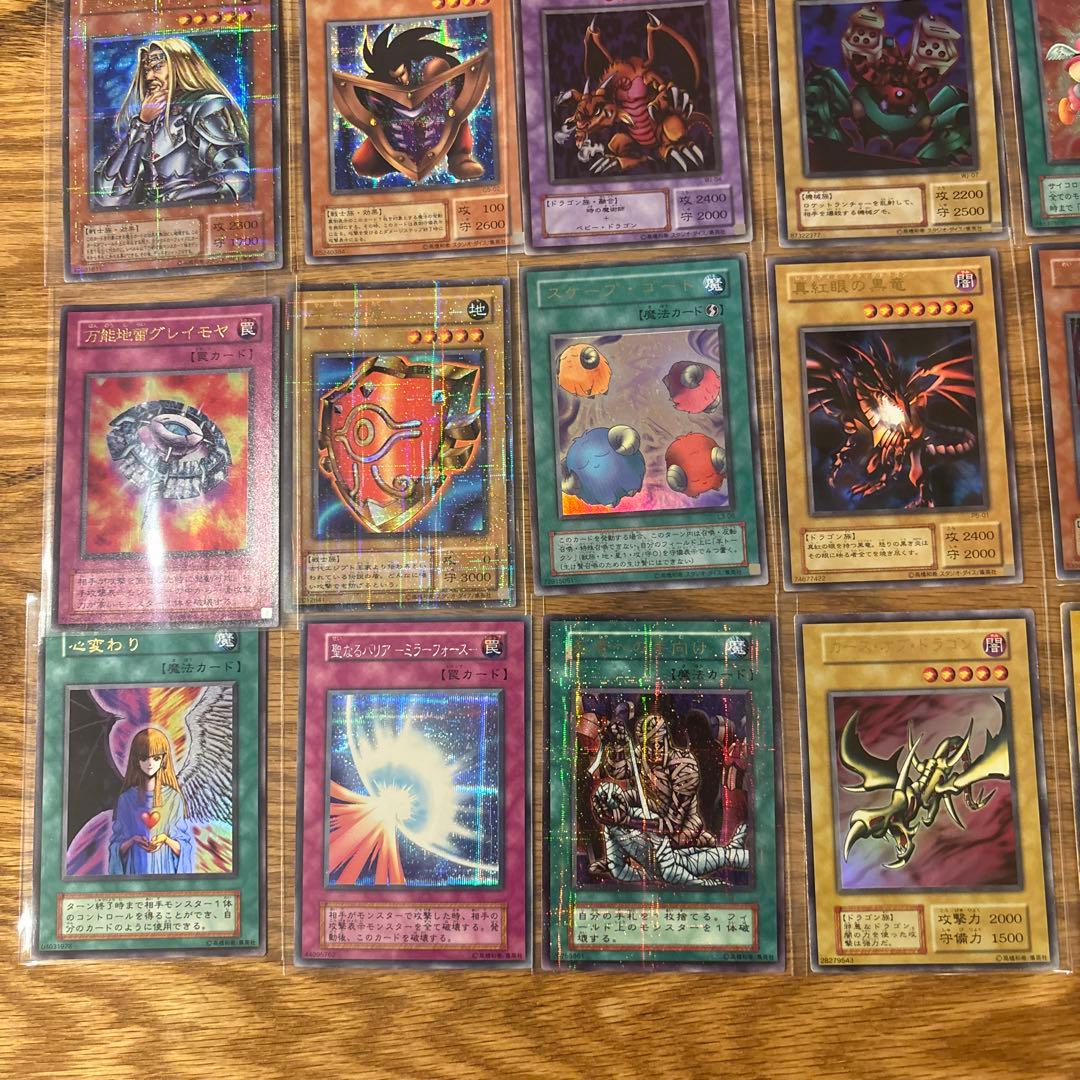 遊戯王カード　デュエルモンスターズ　ブラックマジシャン　ブルーアイズ　等28枚