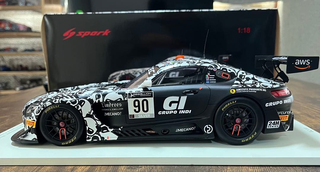 スパーク　ミニカー　1/18 スパーク　メルセデスAMG GT3 マッドパンダ