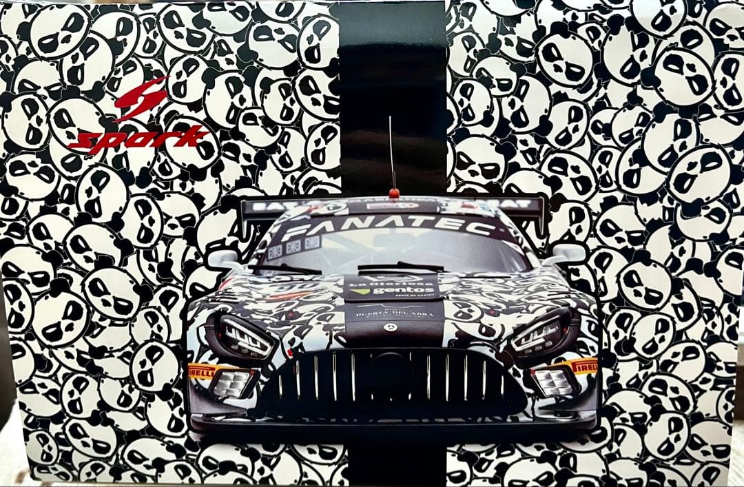 スパーク　ミニカー　1/18 スパーク　メルセデスAMG GT3 マッドパンダ