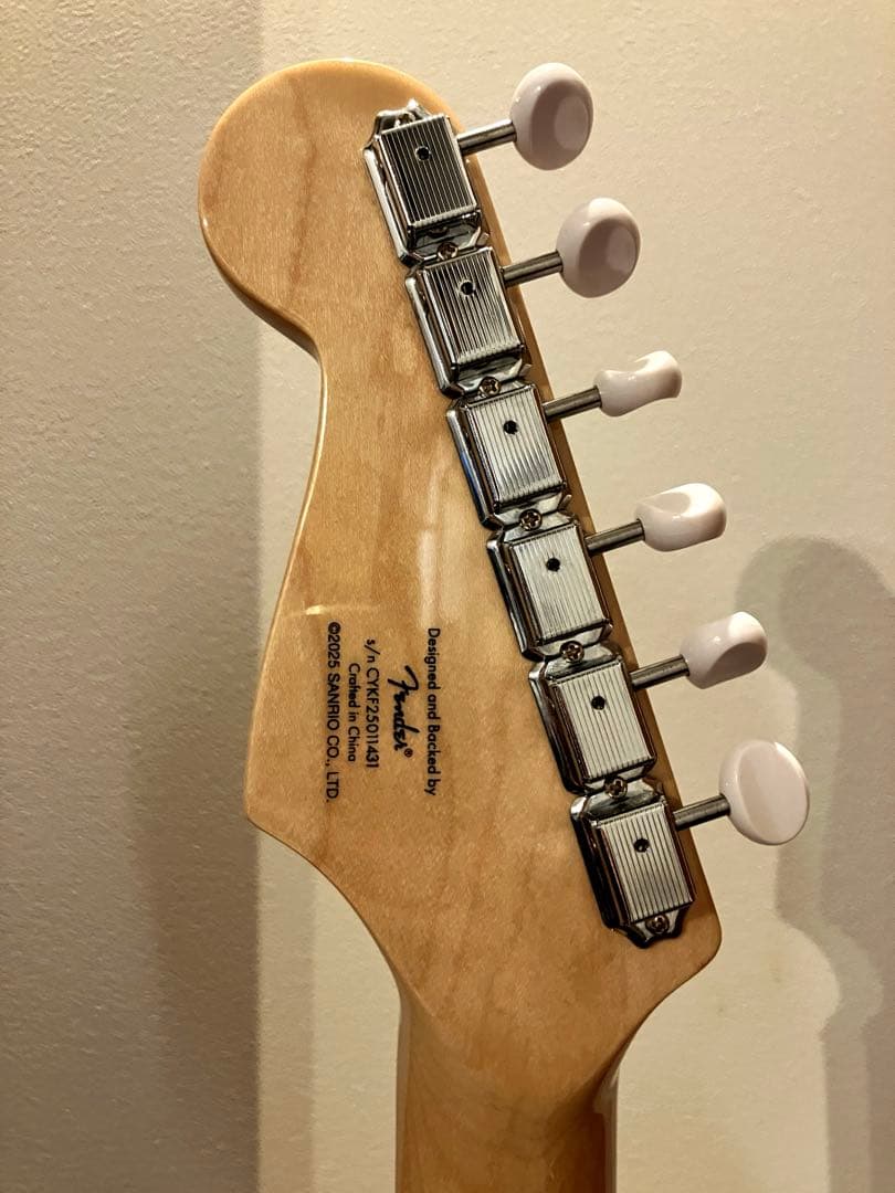 Squire Fender×Hello Kitty Stratocaster