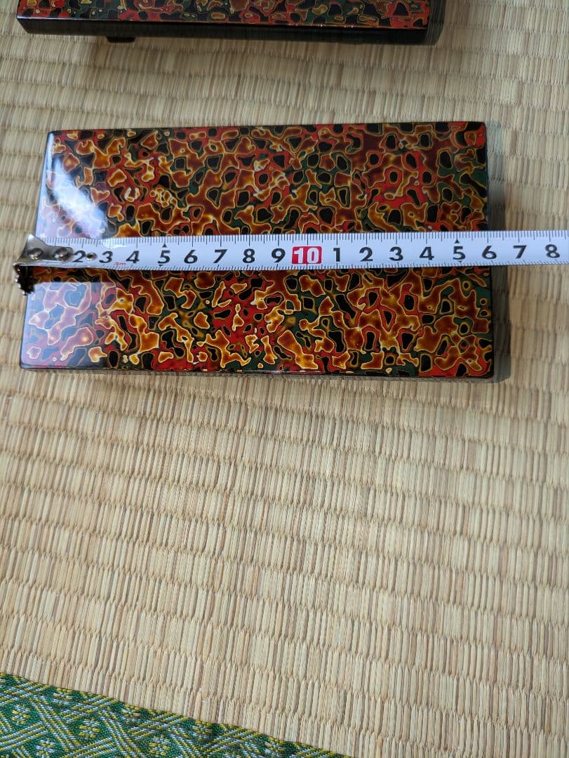 津軽塗の入れ物と皿