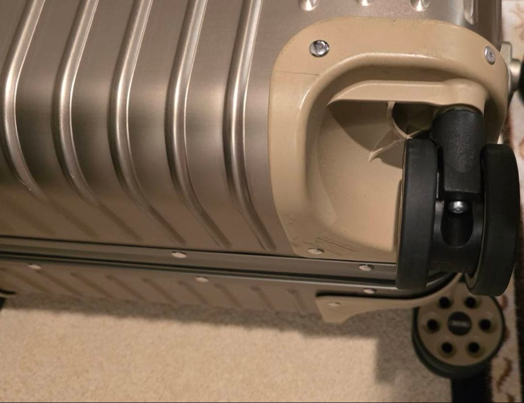 【美品】RIMOWAトパーズチタニウム64L クラシックチェックインM