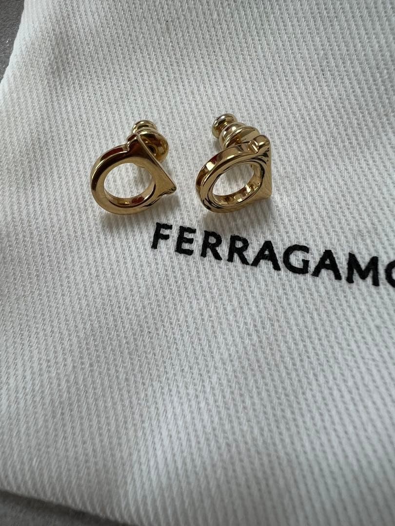 フェラガモ ピアス ゴールド ガンチーニ　S