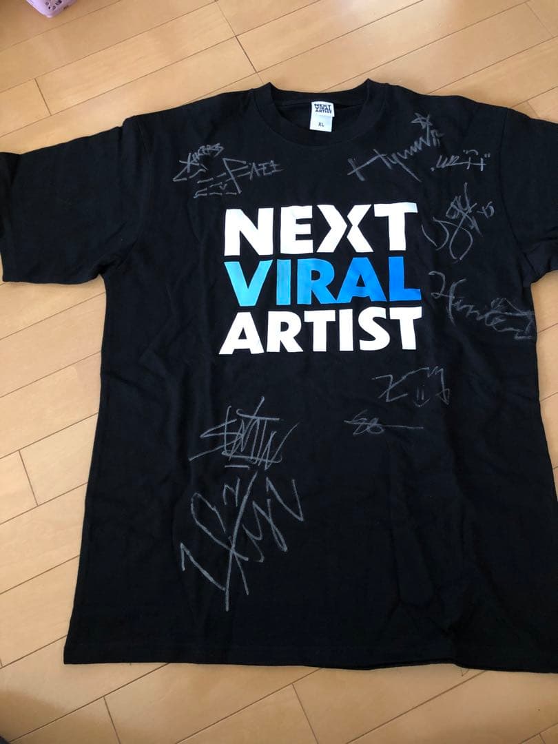 xikersサイン入りTシャツ NEXT VIRAL ARTIST