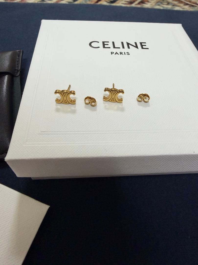 CELINE トリオンフ ピアス