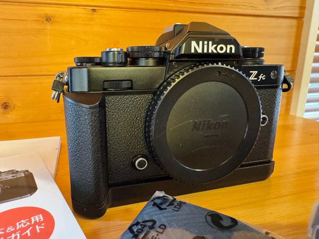 Nikon Zfcミラーレスカメラ本体(純正グリップ付)とおまけ