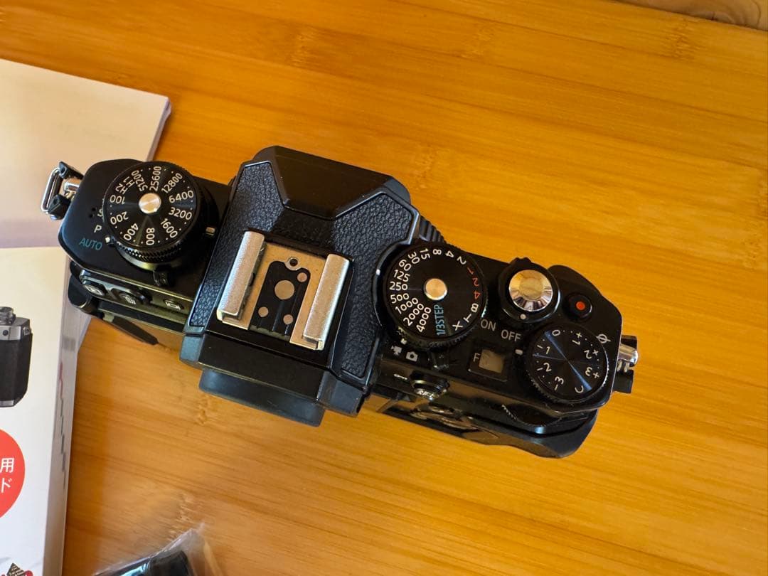 Nikon Zfcミラーレスカメラ本体(純正グリップ付)とおまけ
