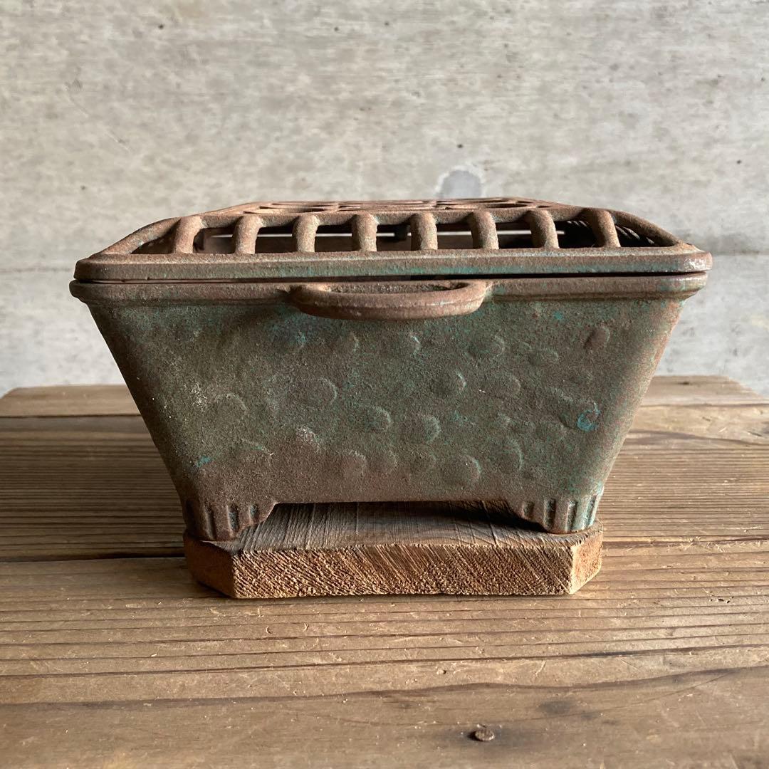 古い火鉢 手炙り 行火 暖房 香炉 蚊取り線香入れ 鉄製 木製台 骨董 レトロ