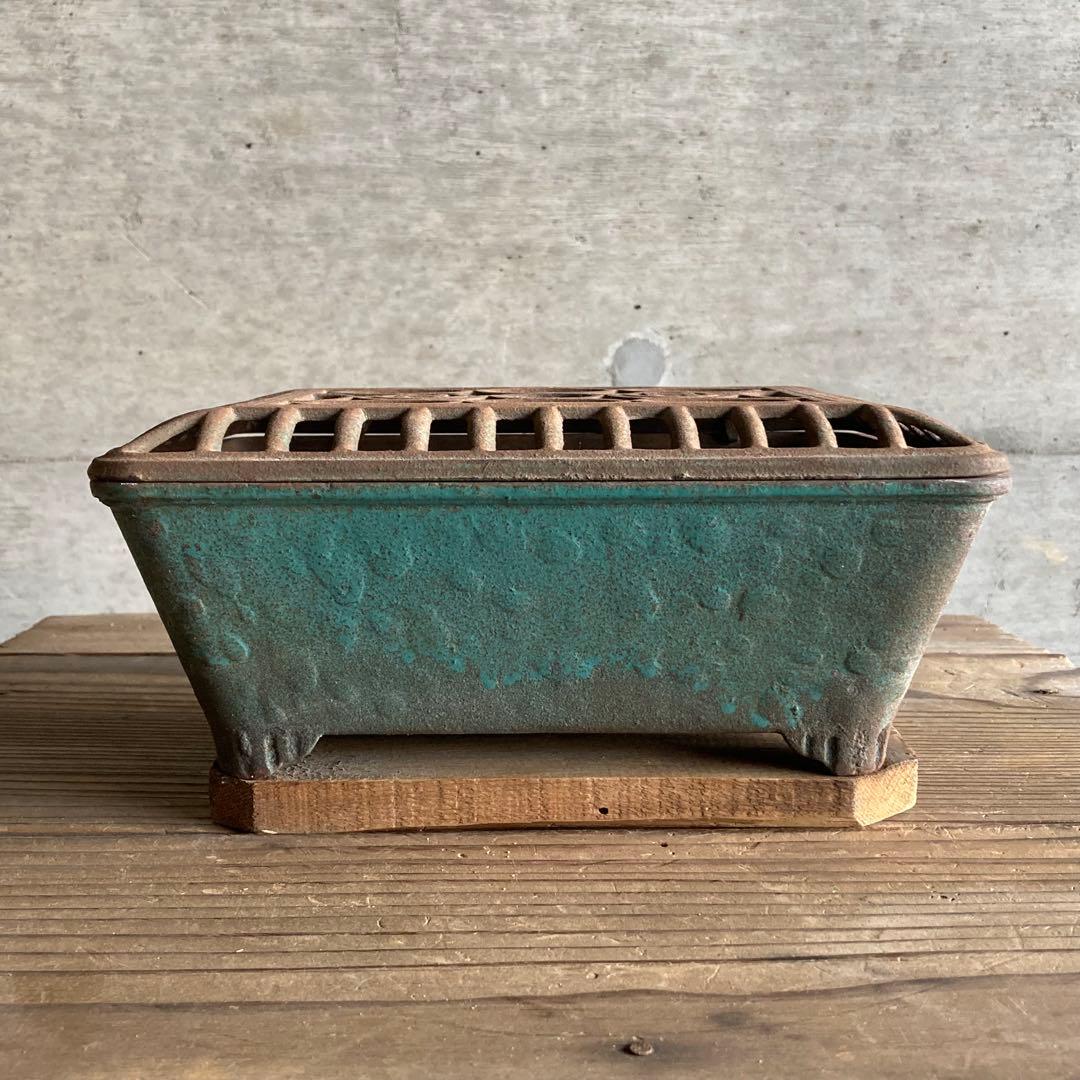 古い火鉢 手炙り 行火 暖房 香炉 蚊取り線香入れ 鉄製 木製台 骨董 レトロ