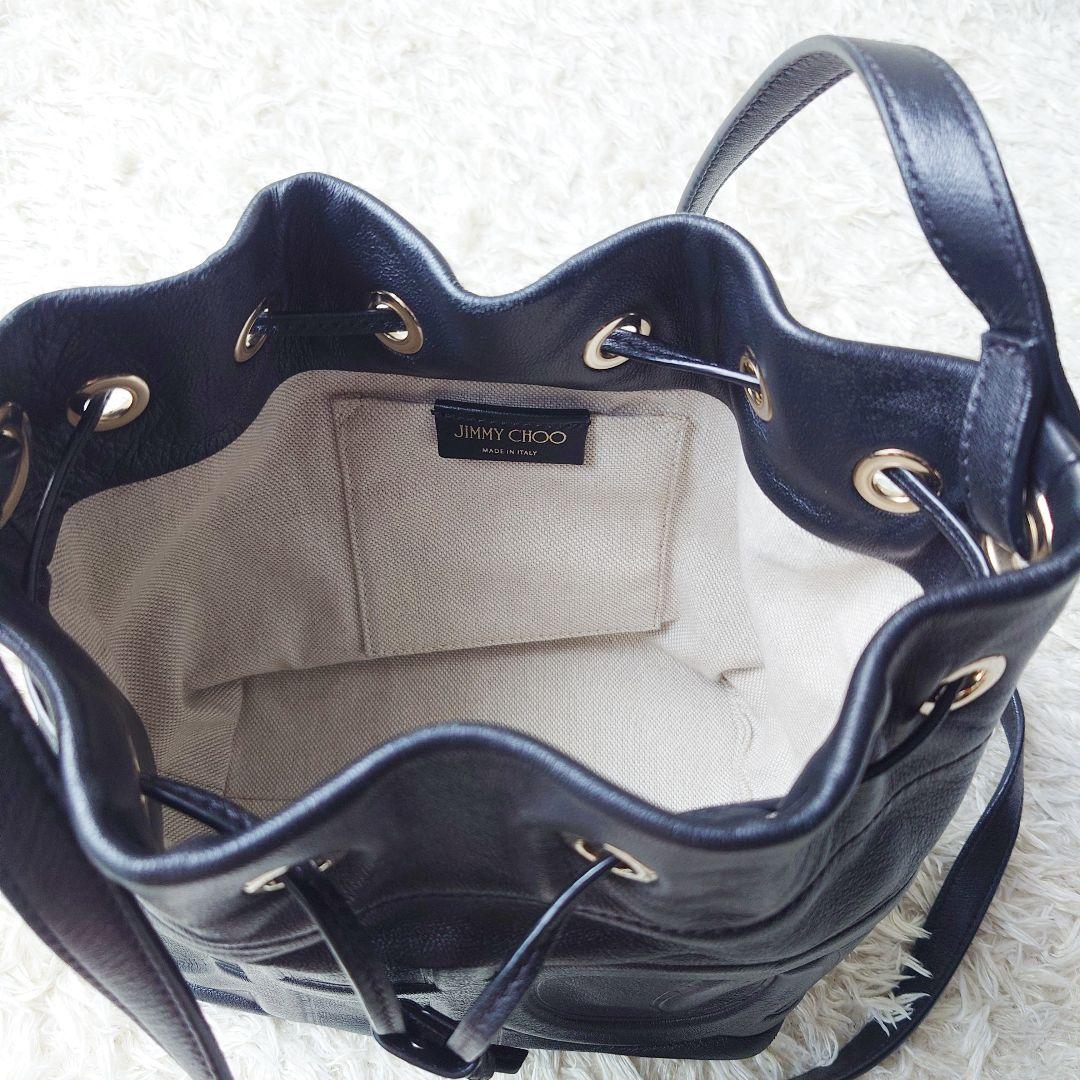 Jimmy Choo ジュノ 巾着 ブラック 型押しロゴ デカロゴ