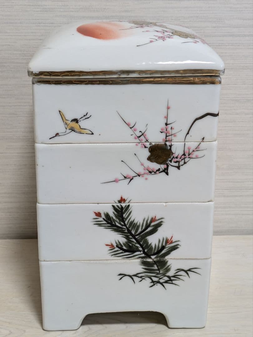 骨董品　大正ロマン　蓋付き四段重　陶器製　金彩松竹梅と旭日鶴飛来