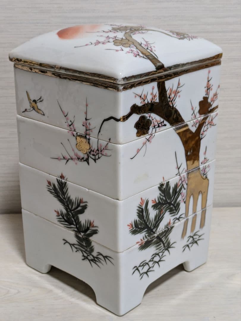 骨董品　大正ロマン　蓋付き四段重　陶器製　金彩松竹梅と旭日鶴飛来