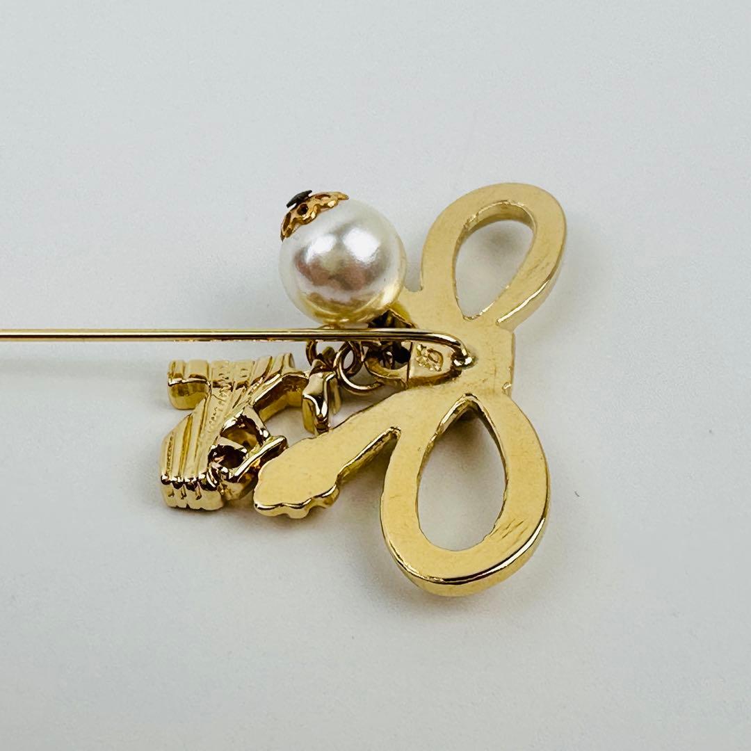 美品　フェラガモ　ゴールドブローチ　ピンブローチ　コサージュ　アクセサリー　ロゴ