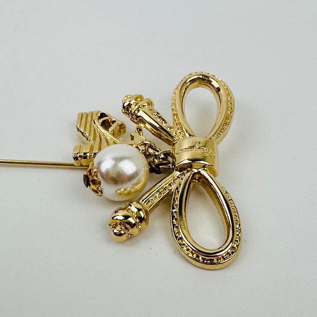 美品　フェラガモ　ゴールドブローチ　ピンブローチ　コサージュ　アクセサリー　ロゴ