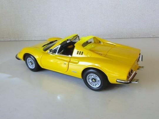 特価 HotWheels 1/18 フェラーリ Dino246GTS イエロー②
