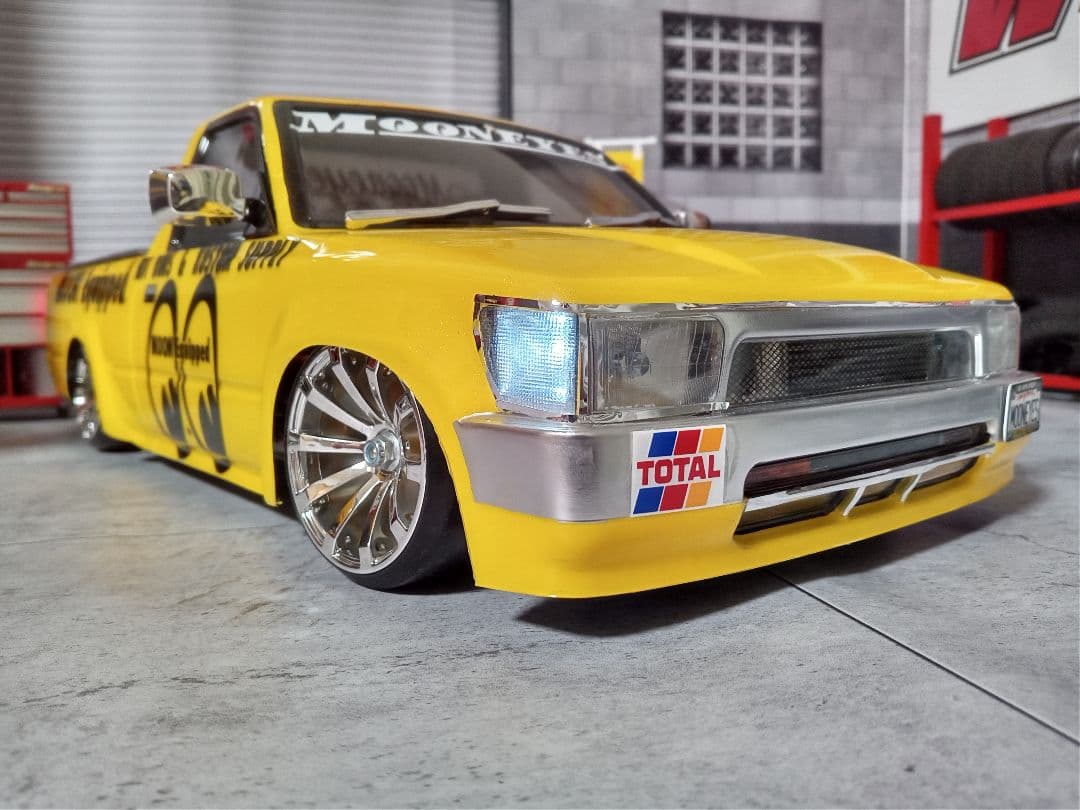 ストリートジャム製 トヨタ ハイラックス80 トラッキン ムーンアイズ仕様♪