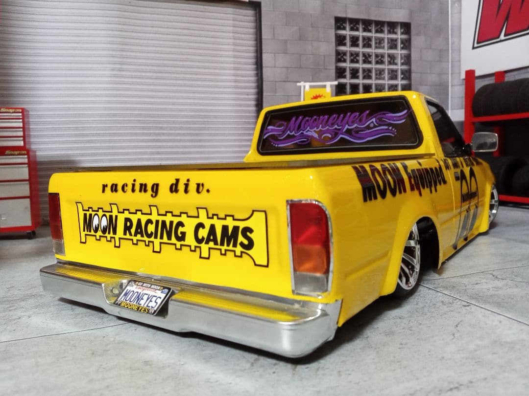 ストリートジャム製 トヨタ ハイラックス80 トラッキン ムーンアイズ仕様♪